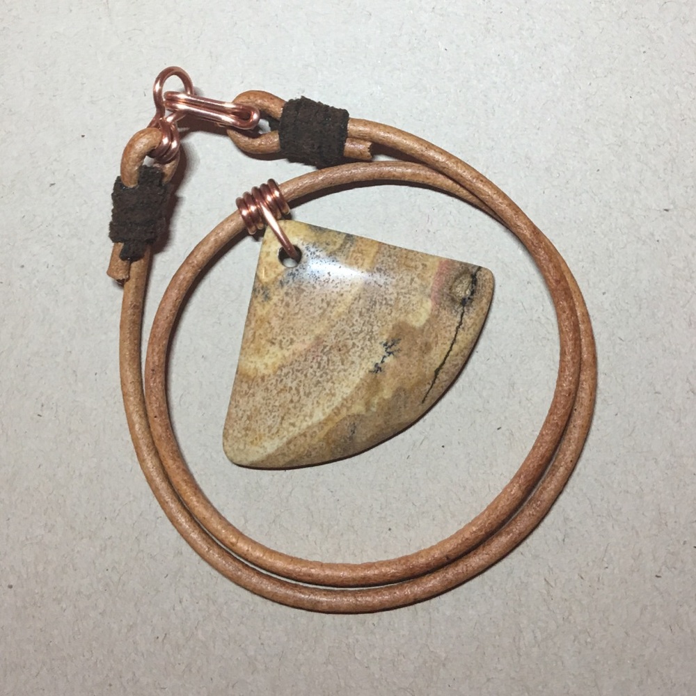 ❤️❤️ 16” Sandstone Leather Choker Necklace